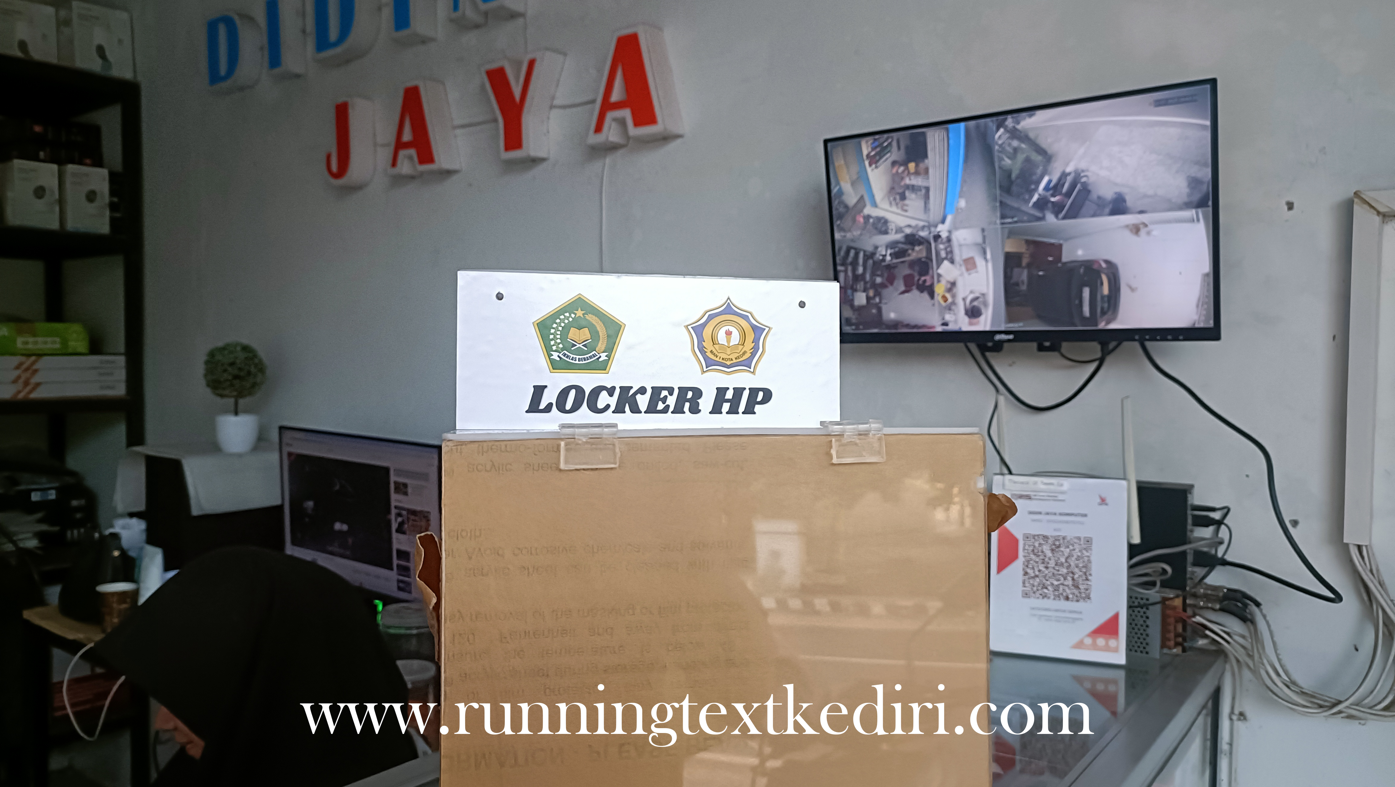 <p><strong>Apa itu wadah hp dari akrilik ?</strong> Wadah hp dari akrilik adalh tempat penyimpanan khusus yang terbuat dari bahan akrilik transparan atau berwarna, dirancang untuk menyimpan ponsel para siswa selama kegiatan belajar &ndash; mengajar berlangsung. Biasanya terbentuk seperti laci atau kotak dengan sekat &ndash; sekat atau slot individu yang diberi nomer, sehingga memudahkan identifikasi dan pengambilan kembali ponsel milik siswa setelah jam pelajaran selesai .</p>